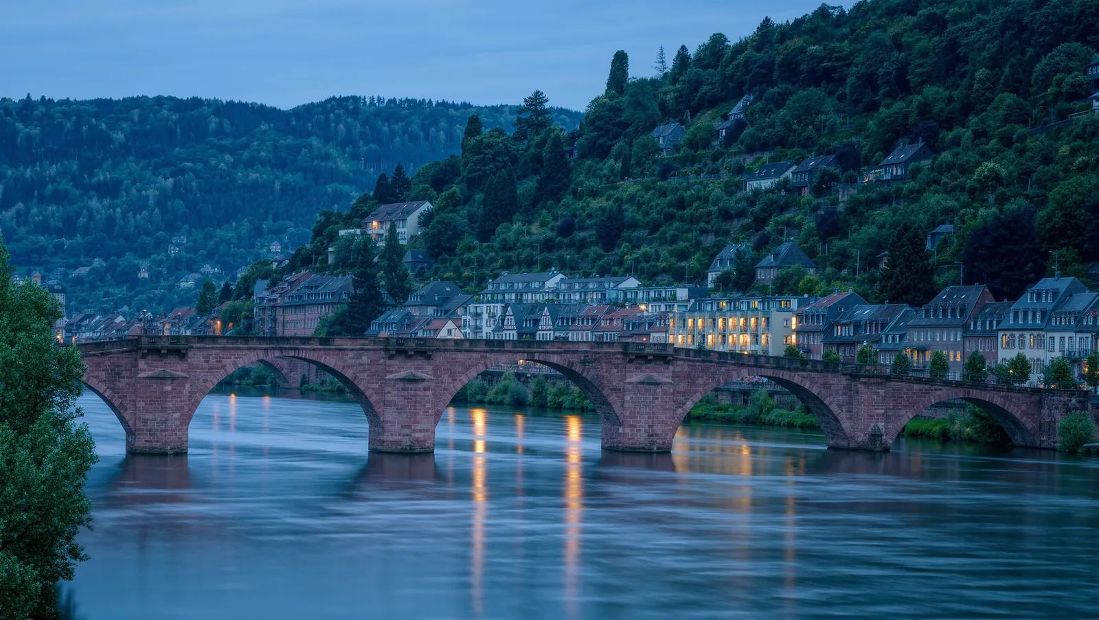 Symbolbild steinerne Bogenbrücke über einen Fluss
