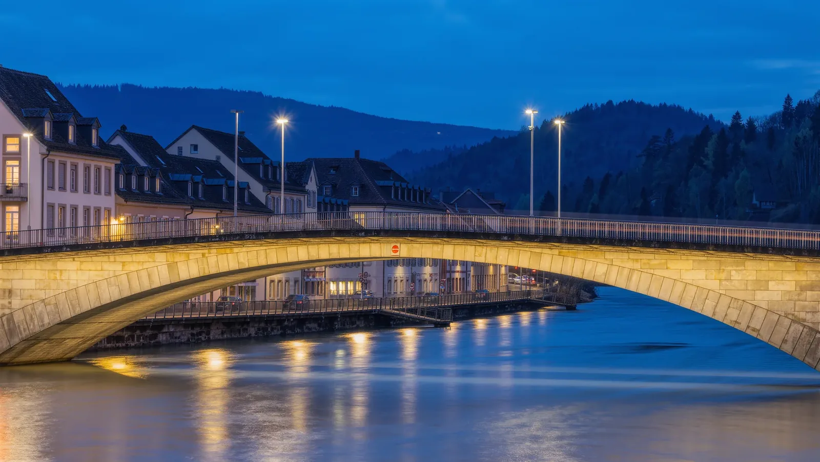Symbolbild steinerne Bogenbrücke über einen Fluss