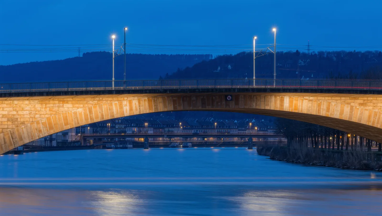 Symbolbild steinerne Bogenbrücke über einen Fluss